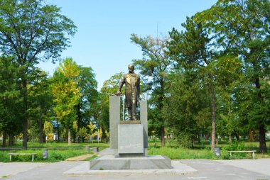 Tam büyüme Taras Grigorievich Shevchenko anıtı, 12 metre ve yeşil bir kare. Shevchenko, Dnipro, Ukrayna köyünde Samara Nehri'ne bakan yamaç üzerinde güzel anıt.