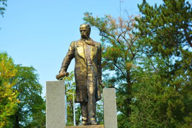 Tam büyüme Taras Grigorievich Shevchenko anıtı, 12 metre ve yeşil bir kare. Shevchenko, Dnipro, Ukrayna köyünde Samara Nehri'ne bakan yamaç üzerinde güzel anıt.