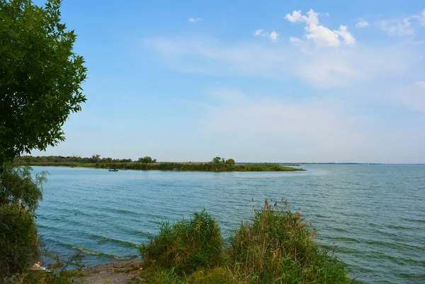 Pitoresk dik bankalar ve sahil, ağaçlar, yeşillikve zengin gökyüzü ile Samara Nehri güzel bir görünüm. Konut emlak parlak ve unutulmaz doğa, Shevchenko, Dnipro, Ukrayna.