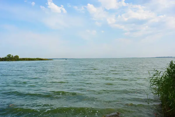 Pitoresk dik bankalar ve sahil, ağaçlar, yeşillikve zengin gökyüzü ile Samara Nehri güzel bir görünüm. Konut emlak parlak ve unutulmaz doğa, Shevchenko, Dnipro, Ukrayna.