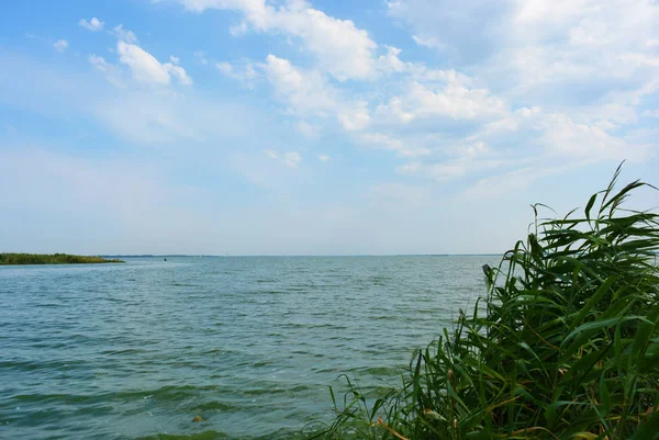 Pitoresk dik bankalar ve sahil, ağaçlar, yeşillikve zengin gökyüzü ile Samara Nehri güzel bir görünüm. Konut emlak parlak ve unutulmaz doğa, Shevchenko, Dnipro, Ukrayna.