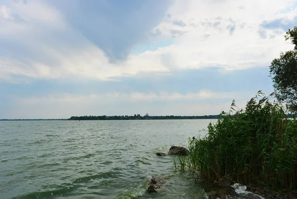 Pitoresk dik bankalar ve sahil, ağaçlar, yeşillikve zengin gökyüzü ile Samara Nehri güzel bir görünüm. Konut emlak parlak ve unutulmaz doğa, Shevchenko, Dnipro, Ukrayna.