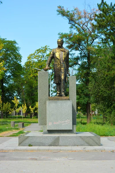 Tam büyüme Taras Grigorievich Shevchenko anıtı, 12 metre ve yeşil bir kare. Shevchenko, Dnipro, Ukrayna köyünde Samara Nehri'ne bakan yamaç üzerinde güzel anıt.