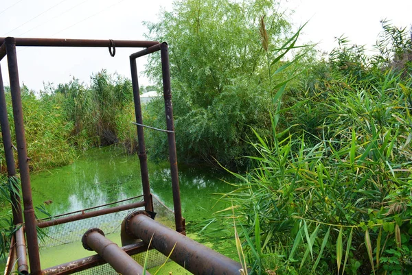 Металлическая Буксировочная Конструкция Длинным Трубопроводом Выходом Берег Реки Самара Экологией Стоковое Изображение