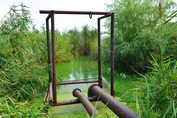 Металлическая Буксировочная Конструкция Длинным Трубопроводом Выходом Берег Реки Самара Экологией Стоковая Картинка