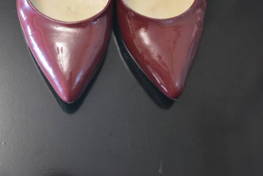 Saf moda tarzı, sivri ayak ile koyu kiraz patent deri ayakkabı, hakiki deriden yapılmış topuklu kadın moda ayakkabı.