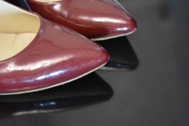 Saf moda tarzı, sivri ayak ile koyu kiraz patent deri ayakkabı, hakiki deriden yapılmış topuklu kadın moda ayakkabı.