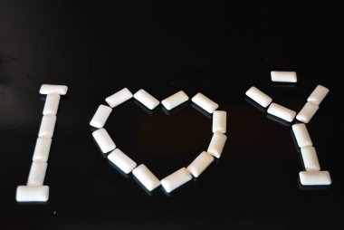 Seni lezzetli beyaz yastıklardan, siyah parlak bir yüzeyde sakız yastıklarından seviyorum. Çok parlak ve güzel ifade ve sembol.