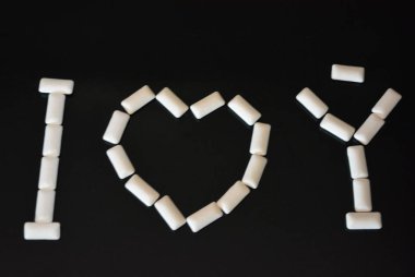 Seni lezzetli beyaz yastıklardan, siyah parlak bir yüzeyde sakız yastıklarından seviyorum. Çok parlak ve güzel ifade ve sembol.