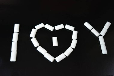 Seni lezzetli beyaz yastıklardan, siyah parlak bir yüzeyde sakız yastıklarından seviyorum. Çok parlak ve güzel ifade ve sembol.