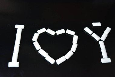 Seni lezzetli beyaz yastıklardan, siyah parlak bir yüzeyde sakız yastıklarından seviyorum. Çok parlak ve güzel ifade ve sembol.