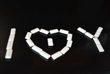 Seni lezzetli beyaz yastıklardan, siyah parlak bir yüzeyde sakız yastıklarından seviyorum. Çok parlak ve güzel ifade ve sembol.