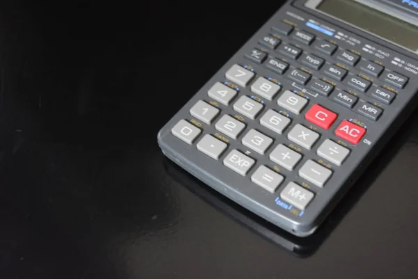 Szary Kalkulator Wykonany Wysokiej Jakości Tworzywa Sztucznego Pięknymi Kolorami Znajduje — Zdjęcie stockowe