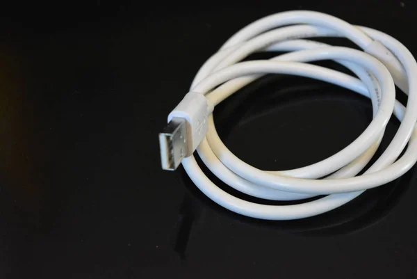 用于计算机和办公设备的白色长线 黑色光泽表面上的 Usb 电缆微Usb连接器 — 图库照片