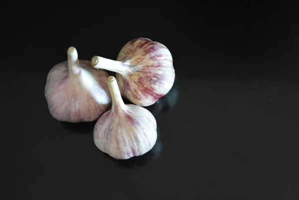 Verduras Frescas Tres Cabezas Ternera Acostadas Sobre Una Superficie Negra — Foto de Stock