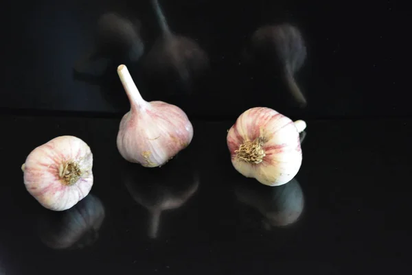 Verduras Frescas Tres Cabezas Ternera Acostadas Sobre Una Superficie Negra — Foto de Stock