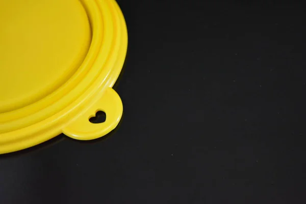 黄色折叠和多功能橡胶板 黑色光泽表面上带有塑料边缘的碗 — 图库照片