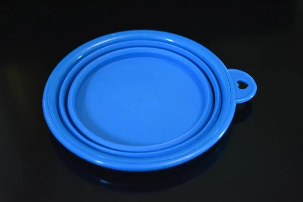 Μπλε Αναδιπλούμενο Και Πολυλειτουργικό Λαστιχένιο Πιάτο Ένα Μπολ Πλαστική Ράμπα — Φωτογραφία Αρχείου