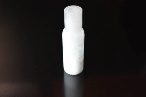 Біла Маленька Пластикова Пляшка Косметичними Медичними Продуктами Догляду Тілом Красою — стокове фото