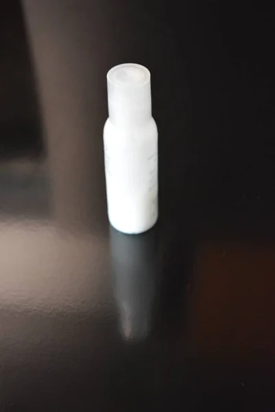 Uma Pequena Garrafa Plástico Branco Com Produtos Cosméticos Médicos Para — Fotografia de Stock