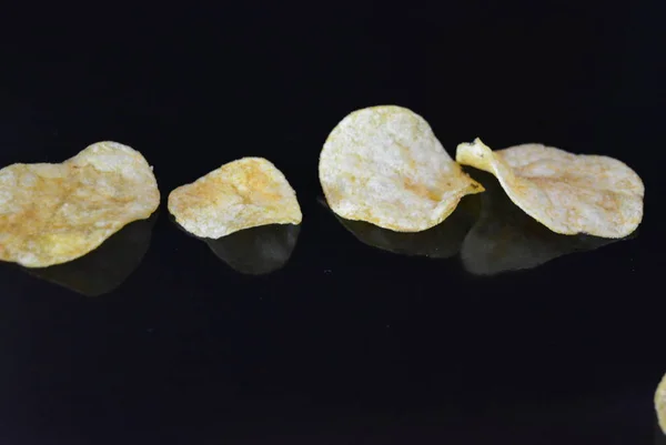 Deliciosos Batatas Fritas Crocantes Embalagem Encontram Uma Superfície Brilhante Preto — Fotografia de Stock