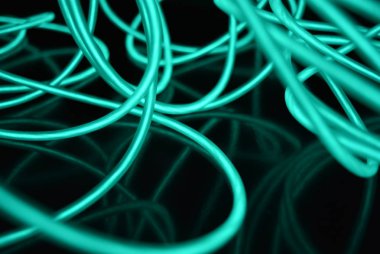 Geceleri parlayan turkuaz renkli malzemeden yapılmış sıradışı parlak teller. Kaotik gökyüzü mavitelleri, ışık kılavuzu elektrolüminesans telleri, elektrolüminesans parlak siyah bir yüzey üzerinde yer alır.