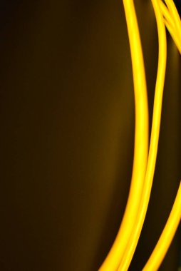 Parlak turuncu parlak tel, bükülmüş ışık teli, kablo. Farklı bükümler, sulu el tel ile lectroluminesans tellerin farklı şekil ve görüntüleri.