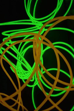 Parlak parlak sarı ve yeşil, farklı biçimlerde ve düzenlerde kireç neon teller. Bir elektrolüminesans tel, bir neon ışık kılavuzu, bir buz tüpü farklı yapılar ve şekillerde katlanır.