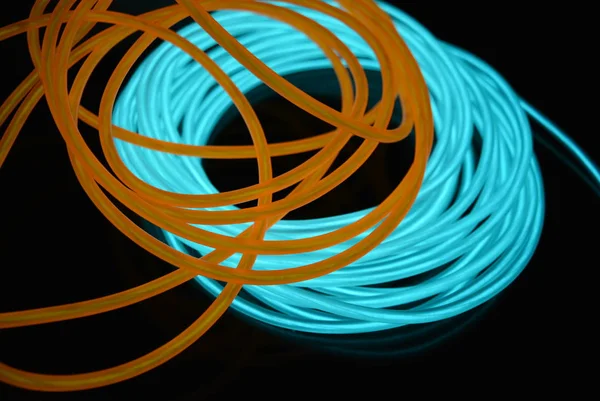 Een Heldere Spiraal Van Turkoois Hemelsblauw Lichtgevende Draad Met Chaotische — Stockfoto