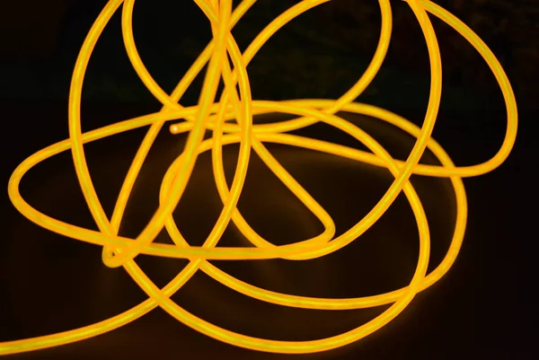 Élénk Narancssárga Fényes Huzal Sodrott Könnyűdrót Kábel Különböző Formájú Képek — Stock Fotó