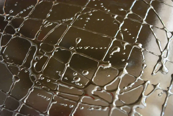 Wasser Und Öltröpfchen Form Von Kunstinschriften Auf Einer Schwarzen Metalloberfläche — Stockfoto