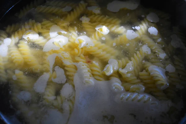 Home Cooking Preparing Delicious Hot Dishes Process Cooking Spiral Pasta — Stock Photo, Image