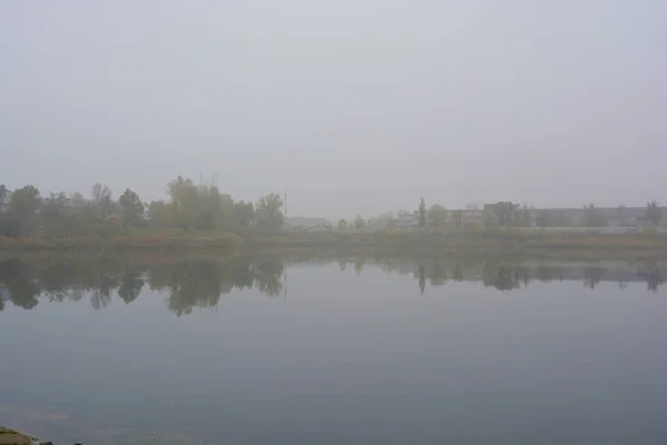 乌克兰第聂伯市 美丽的风景 秋天的自然 职业湖上笼罩着白雾 清澈美丽的湖畔 长着高大的树木和黄叶的大灌木 — 图库照片