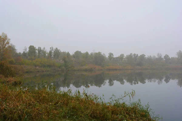 Красивый Пейзаж Осенняя Природа Белым Густым Туманом Над Карьерным Озером — стоковое фото