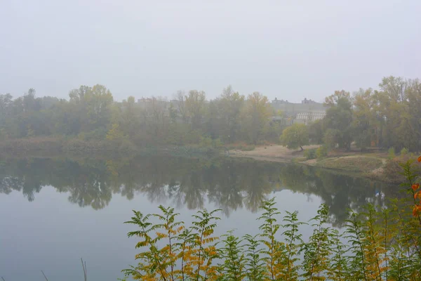 Krásná Krajina Podzimní Příroda Bílou Hustou Mlhou Přes Career Lake — Stock fotografie