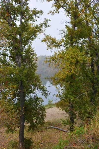 Prachtig Landschap Herfstnatuur Met Witte Dichte Mist Career Lake Dnipro — Stockfoto