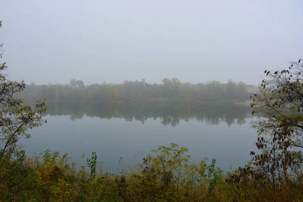 Hermoso Paisaje Naturaleza Otoñal Con Niebla Blanca Densa Sobre Career —  Fotos de Stock