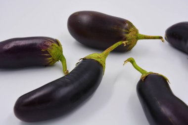 Taze mavi, mor patlıcanlar yakın zamanda beyaz bir arka planda toplanıp düzenlendi. Ukrayna 'da yetişen lezzetli sebzeler, her gün için sağlıklı ve sağlıklı yiyecekler..