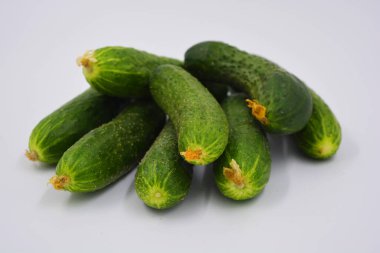 Genç sulu salatalıklar, Ukrayna salatalığı hasadı beyaz arka planda düzenlenmiş. Taze sebzeler, günlük sağlıklı yiyecekler..