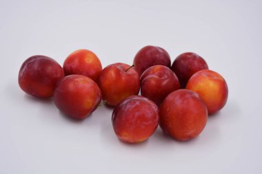 Kırmızı, vişneli eriğin erken çeşidi, Ukrayna topraklarında büyür ve büyür. Lezzetli tatlı yaz meyveleri, insan diyetinde taze ve sağlıklı meyveler.