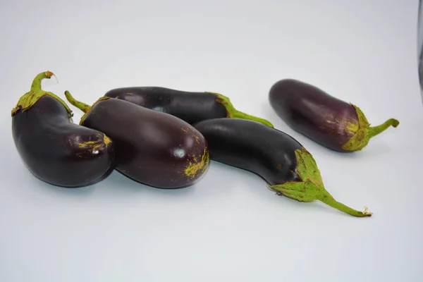 Aubergines Fraîches Bleues Violettes Récemment Cueillies Disposées Sur Fond Blanc — Photo