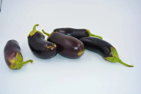 Aubergines Fraîches Bleues Violettes Récemment Cueillies Disposées Sur Fond Blanc — Photo