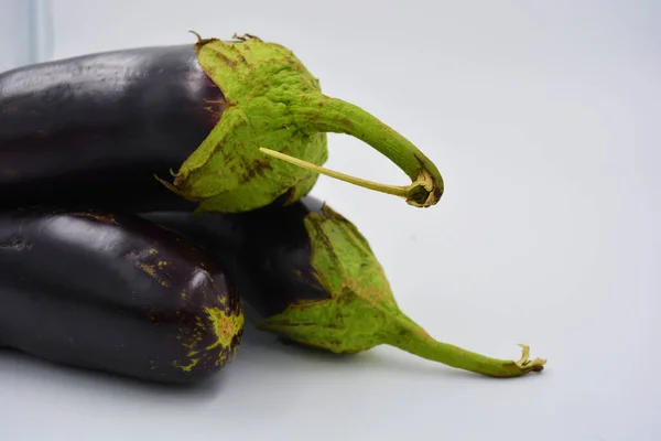 新鲜的蓝色 紫色茄子最近采摘和安排在一个成熟的白色背景 在乌克兰种植的美味蔬菜 每天的健康和健康食品 — 图库照片