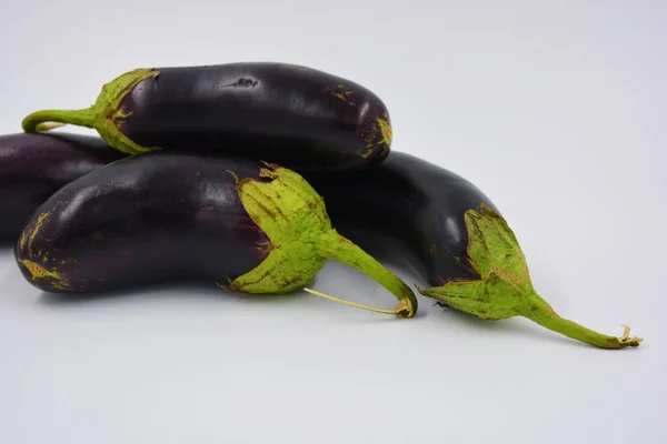 Aubergines Fraîches Bleues Violettes Récemment Cueillies Disposées Sur Fond Blanc — Photo