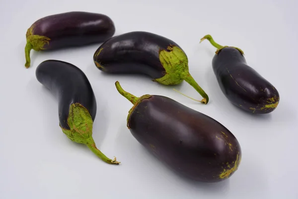 Aubergines Fraîches Bleues Violettes Récemment Cueillies Disposées Sur Fond Blanc — Photo