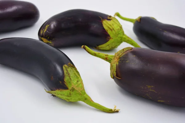 Aubergines Fraîches Bleues Violettes Récemment Cueillies Disposées Sur Fond Blanc — Photo