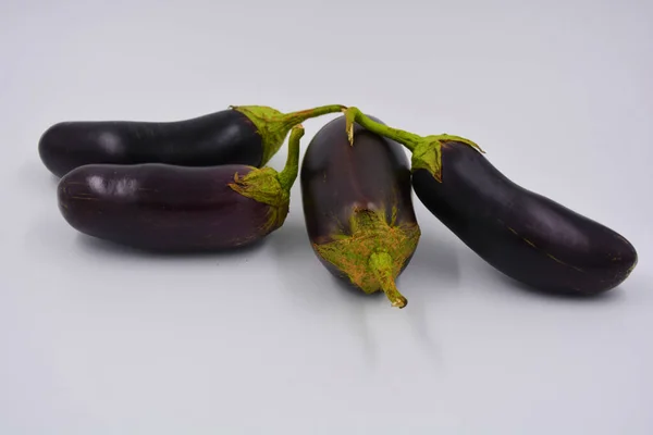 Aubergines Fraîches Bleues Violettes Récemment Cueillies Disposées Sur Fond Blanc — Photo