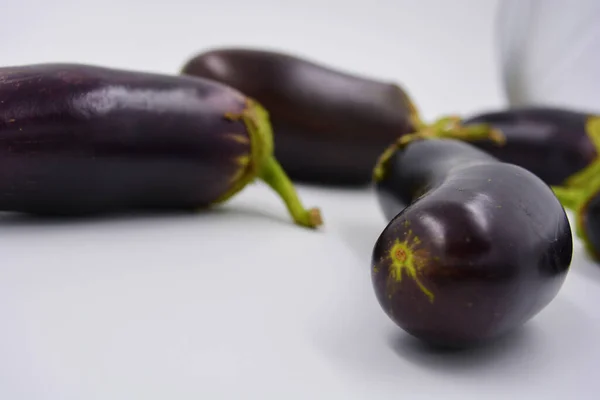 Aubergines Fraîches Bleues Violettes Récemment Cueillies Disposées Sur Fond Blanc — Photo