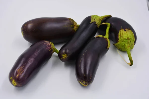 Melanzane Fresche Blu Viola Recentemente Raccolte Disposte Uno Sfondo Bianco — Foto Stock