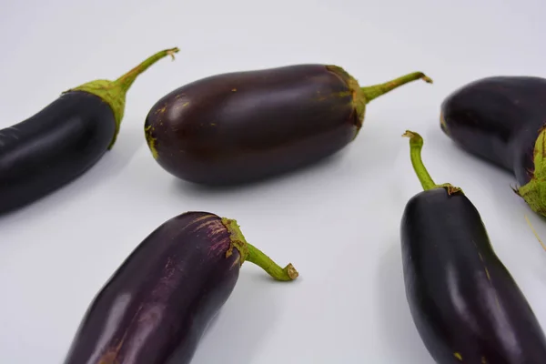 Melanzane Fresche Blu Viola Recentemente Raccolte Disposte Uno Sfondo Bianco — Foto Stock